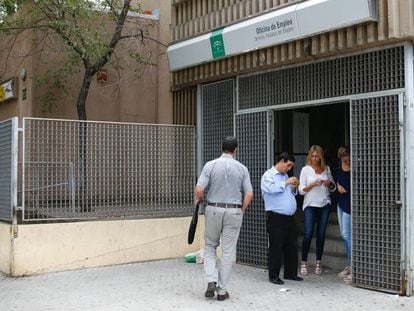 oficina de empleo, en el barrio de Amate, en Sevilla. 