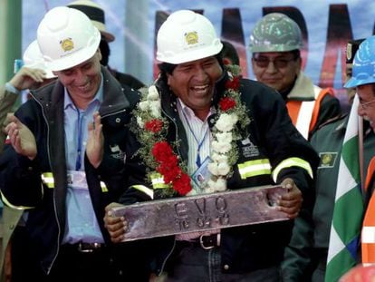 Morales sostiene un lingote de plomo el pasado 10 de septiembre en Potos&iacute; (Bolivia). 