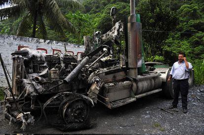 La guerrilla de las FARC queman un tractor de un hacendado en Buenaventura, Cali