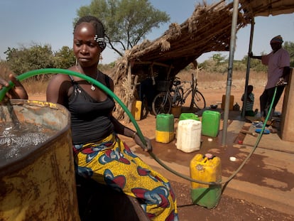 Kounda Asmaou recoge agua potable para su familia en la aldea de Badnoogo, en Burkina Faso.