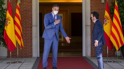 El presidente del gobierno Pedro Sánchez saludo al presidente de la Generalitat Pere Aragonés en La Moncloa el pasado 29 de junio. En vídeo, las claves de la comisión bilateral Estado-Generalitat.