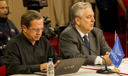 Los cancilleres de Ecuador, Ricardo Patiño y de Brasil, Luiz Alberto Figueiredo, durante la reunión entre el Gobierno venezolanoo y la MUD.