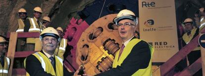 El presidente de Red Eléctrica, José Folgado, presidente de Réseau de Transport d'Électricité, en la puesta en marcha de la tuneladora.