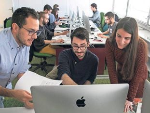 En primer término, Gregorio González, Daniel Gómez y Belén Juárez, alumnos de la 32ª promoción del máster de Periodismo. 