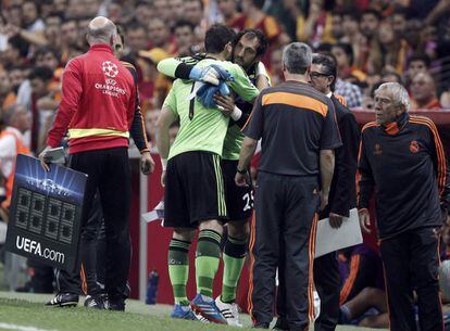 Casillas saluda a Diego López durante el cambio.