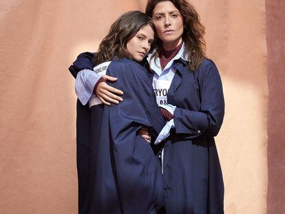 La modelo Alba Galocha (izda.) y la actriz Bárbara Lennie posan con prendas de la colección otoño-invierno 2019-2020 de Davidelfin, presentada hace unos días en Madrid.