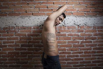 Jorman Ramírez, 21 años, con un tatuaje de 'Homie' en memoria de un primo suyo asesinado.