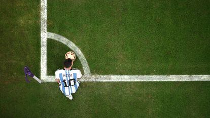 Lionel Messi cobra un tiro de esquina en la semifinal del mundial contra Croacia, el 13 de diciembre de 2022 en Qatar.