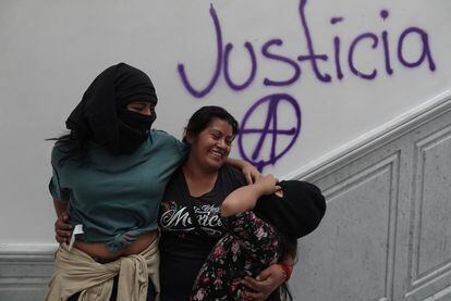 La madre de una menor abusada a los 7 años, con sus hijas, en Ciudad de México