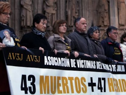 Los familiares de las v&iacute;ctimas del metro, concentradas este domingo en la plaza de la Virgen de Valencia.