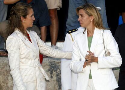 Las infantas Elena y Cristina, amadrinan dos embarcaciones españolas que participarán en la Volvo Ocean Race de vela, en Alicante, el 16 de septiembre de 2008.