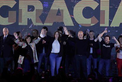Los líderes y candidatos de la alianza opositora Juntos por el Cambio celebran el domingo en Buenos Aires su triunfo en las elecciones legislativas.