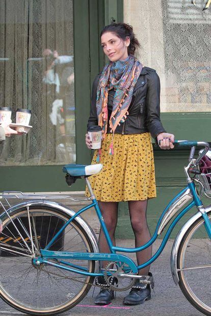 La actriz Ashley Greene se toma un merecido descanso antes de volver a subirse a su bicicleta de toque vintage.