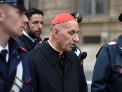 El cardenal Severino Poletto se dirige esta ma&ntilde;ana a una de las reuniones previas al c&oacute;nclave. 
