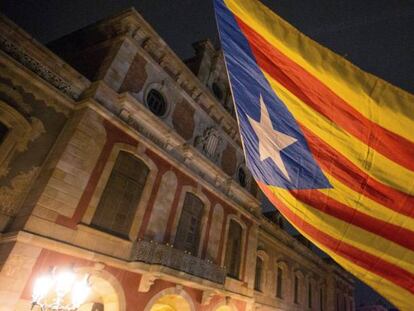 Concentración de apoyo frente al Parlament a los lideres de la ANC y Omnium Cultural, además de los exmiembros del Govern de Cataluña encarcelados en las prisiones de Soto del Real y Estremera.