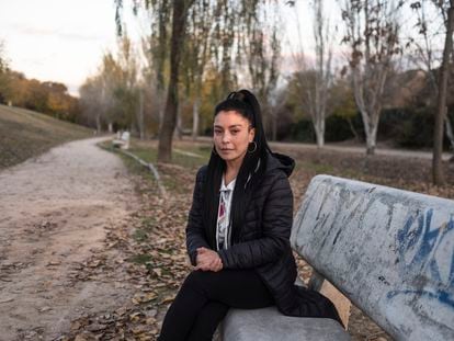 Stella Velandia, vecina de Leganés (Madrid) de 43 años, en un parque de la ciudad.