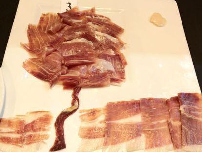 Plato de jamón con silueta de encina en la pasada edición del Salón de Gourmets de Madrid.