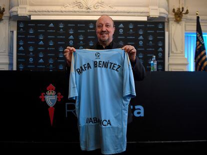 Rafa Benitez posa con la camiseta del Celta durante su presentación este lunes como nuevo entrenador del equipo gallego.