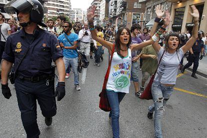 Manifestación por el centro de Valencia en apoyo de los acampados en Barcelona.