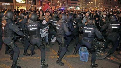 Policías antidisturbios cargaban contra los manifestantes durante una concentración celebrada en febrero de 2021 en Valencia.