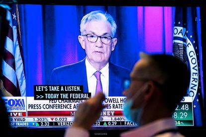 Un operador de Wall Street sigue la comparecencia de Jerome Powell tras la última reunión de la Fed, el 22 de septiembre pasado.