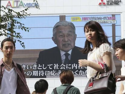 Una pantalla gigante en Tokio muestra el discurso de Akihito.