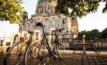 Dos bicicletas ante el Dom (la catedral) de Berlín, en la Isla de los Museos.