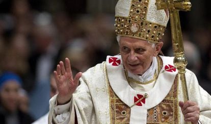 Benedicto XVI bendiciendo a los fieles, a comienzos de febrero. 