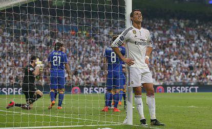 Cristiano Ronaldo es lamenta durant el partit de la Lliga de Campions.