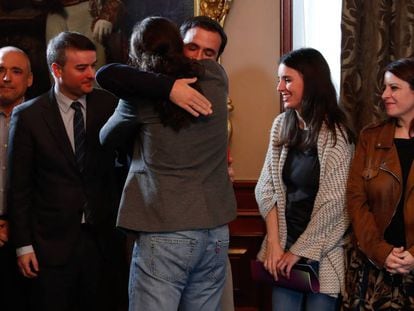 Pablo Iglesias se abraza a Alberto Garzón, el líder de IU, el pasado 12 de noviembre.