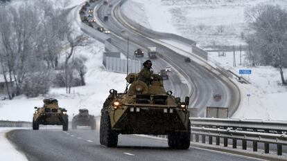 Un convoy militar ruso se traslada por una carretera de Crimea, el martes.