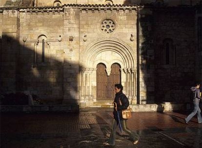 Portada de Santiago del Burgo, una de las iglesias románicas de Zamora.