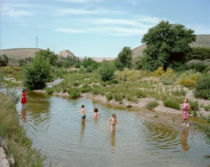 Un grupo de bañistas en el río Grío, un afluente del Jalón, en la provincia de Zaragoza. Una vecina, María Pilar Pellicer, nos dijo: “Maño, esto era un bum el verano pasado, porque la gente casi no se movió en vacaciones y solo teníamos el río”.