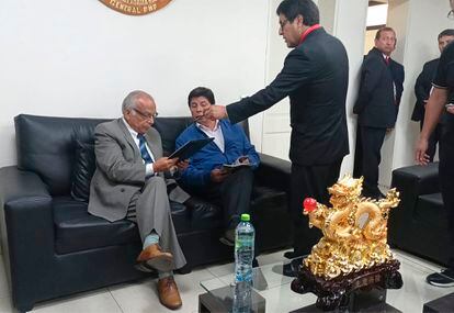 Aníbal Torres e Pedro Castillo, na delegacia de Lima após a prisão, nesta quarta-feira.