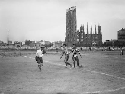 Partido de fútbol en el campo del Europa, hacia 1915, con la Sagrada Familia al fondo.