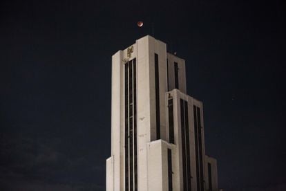 El fenómeno meteorológico visto sobre el edificio de la Loteria Nacional, en Ciudad de México. 