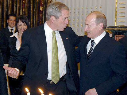 George W. Bush (izquierda) y Vladímir Putin, en la cumbre de la OTAN de abril pasado en Bucarest.