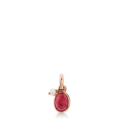 Los colgantes Tiny de Tous están inspirados en el estilo 'boho chic'. Este, compuesto de rodonita y una perla cultivada, tiene detalles en plata 'vermeil' rosa. Precio: 29 euros.