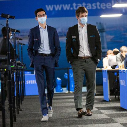 Anish Giri (izquierda) y Magnus Carlsen pasean hoy en la sala de juego de Wijk aan Zee mientras sus rivales piensan