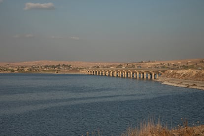 Un puente sobre el río Éufrates cerca de Menjib conecta la provincia de Raqa con la de Alepo. El descenso del nivel del agua está relacionado con el cambio climático, pero también con el conflicto: las decisiones políticas han influido en la escasez de agua.