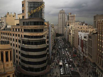 El edificio Carrión con el neón de Schweppes y, al fondo, la Gran Vía.