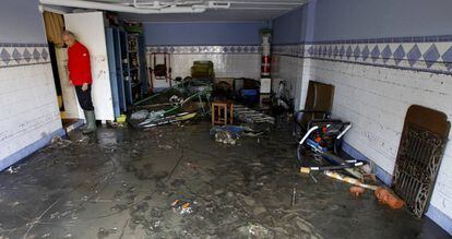 Un vecino de La L&iacute;nea, este martes en su casa tras el paso del temporal.