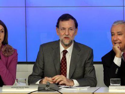 Mariano Rajoy, entre Dolores de Cospedal y Javier Arenas. 