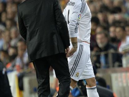 Ancelotti saluda a Ramos en su sustituci&oacute;n.