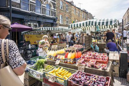 Puestos en Broadway Market, uno de los mercadillos más populares del barrio de Hackney, al este de Londres, que se celebra cada sábado.