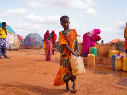 El 24 de mayo de 2022, Hibo, de 10 años, lleva agua en un bidón a su casa temporal en el campo de desplazados internos de Kaharey en Dollow, Somalia.

“Salimos de nuestra casa en Guriel y caminamos durante 10 días para llegar al campamento de Kaharey”, dice.

Tres lluvias fallidas consecutivas han dejado a 29,1 millones de personas en Somalia, Etiopía y Kenia en necesidad de asistencia humanitaria urgente en 2022, incluidos al menos 1,7 millones de niños gravemente emaciados y al borde de la muerte que requieren apoyo vital.

Somalia es, con mucho, el país más afectado, con al menos 330.000 niños que necesitan tratamiento vital por emaciación severa en 2022, muy por encima de los 190.000 que requirieron tratamiento durante la hambruna de 2011 en el país. Este año, más de 81.000 personas corren riesgo de hambruna a finales de junio si falla la temporada de lluvias actual.