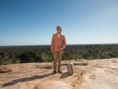 El actor Eugene Levy y sus pocas ganas de viajar metidas en la maleta, en pleno safari por Sudáfrica.