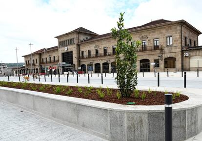 Fachada principal de la estación ferroviaria de Ourense.