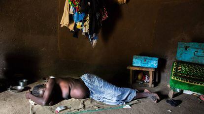 Bai Wange yace extenuada después de una noche de contracciones en el suelo de su cabaña en Dangaji (Sudán del Sur) .
