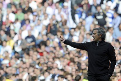 José Mourinho da indicaciones durante el encuentro.